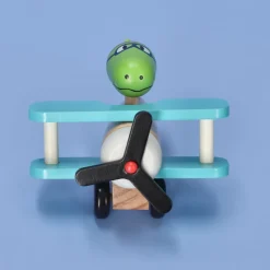 Auto de madera con personaje