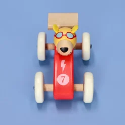 Auto de madera con personaje