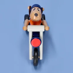 Auto de madera con personaje