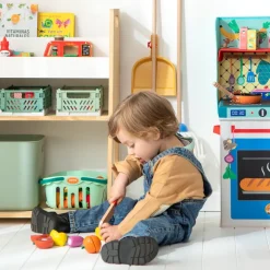 Balde con frutas y verduras de madera