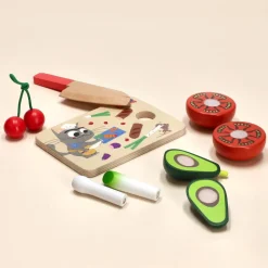 Balde con frutas y verduras de madera