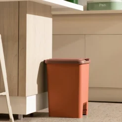 Basurero plástico con pedal 20 L