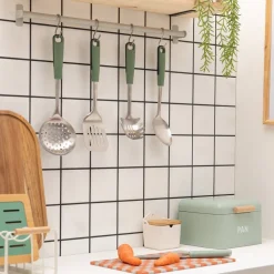 Espumadera de acero inoxidable con mango plástico