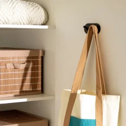 Percha metálica con adhesivo