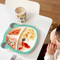 Plato infantil con divisiones de fibra de bambú