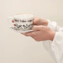 Taza y plato con diseño floral 275 ml