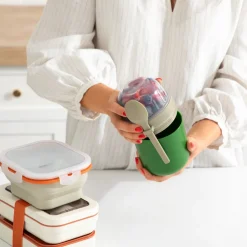 Vaso contenedor con cuchara para la colación