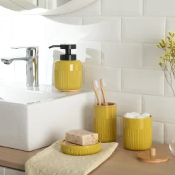 Vaso de plástico y bambú para el baño